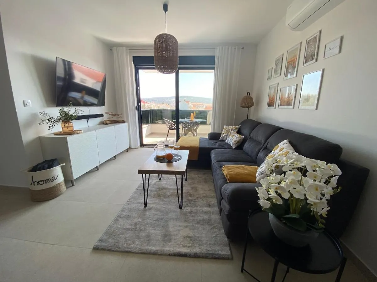 Apartment Agnes With 63 M2 Rooftop Terrace, Grill And Pool Okrug Gornji 0*,