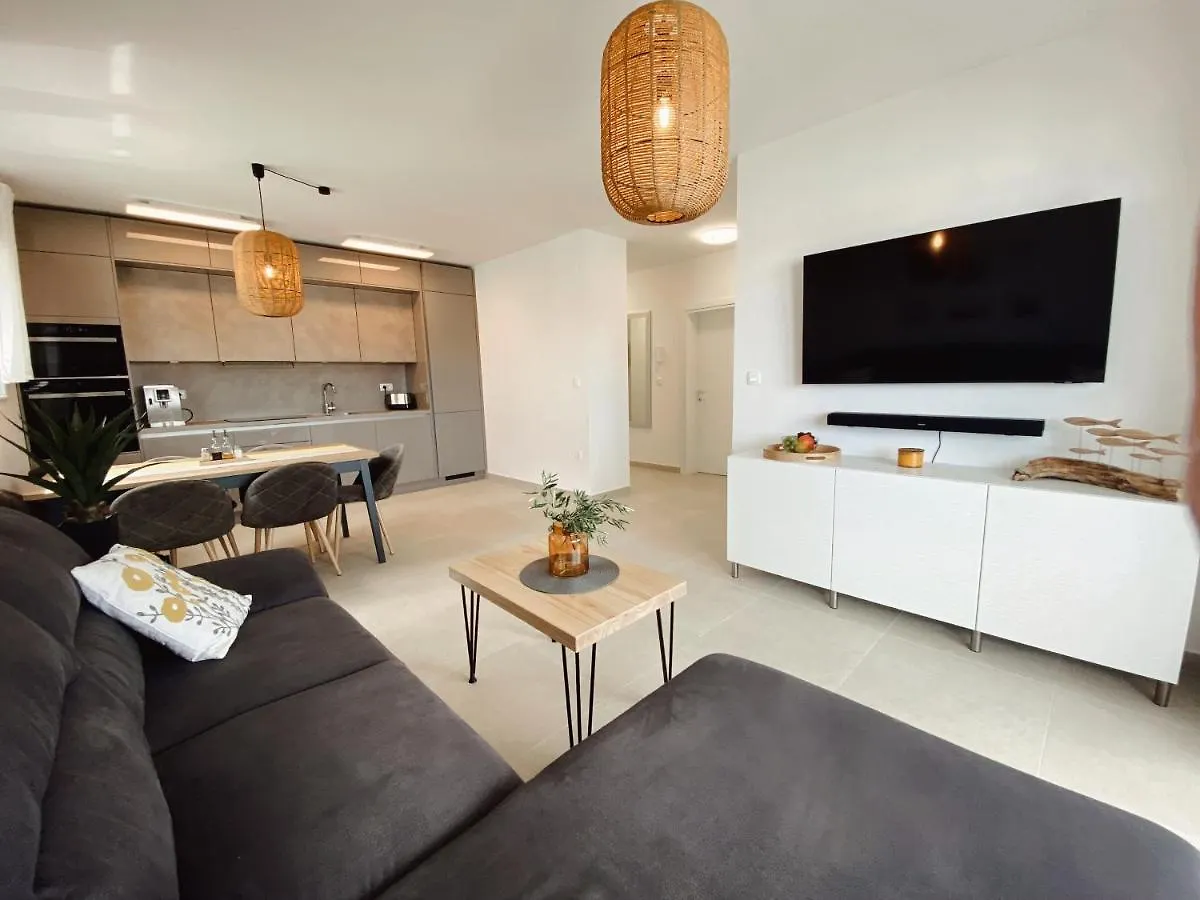 Apartment Agnes With 63 M2 Rooftop Terrace, Grill And Pool Okrug Gornji 0*,